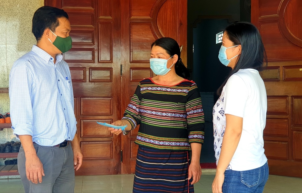 Bà A Hà đang tuyên truyền cho người dân sử dụng khẩu trang để phòng chống dịch Covid-19.