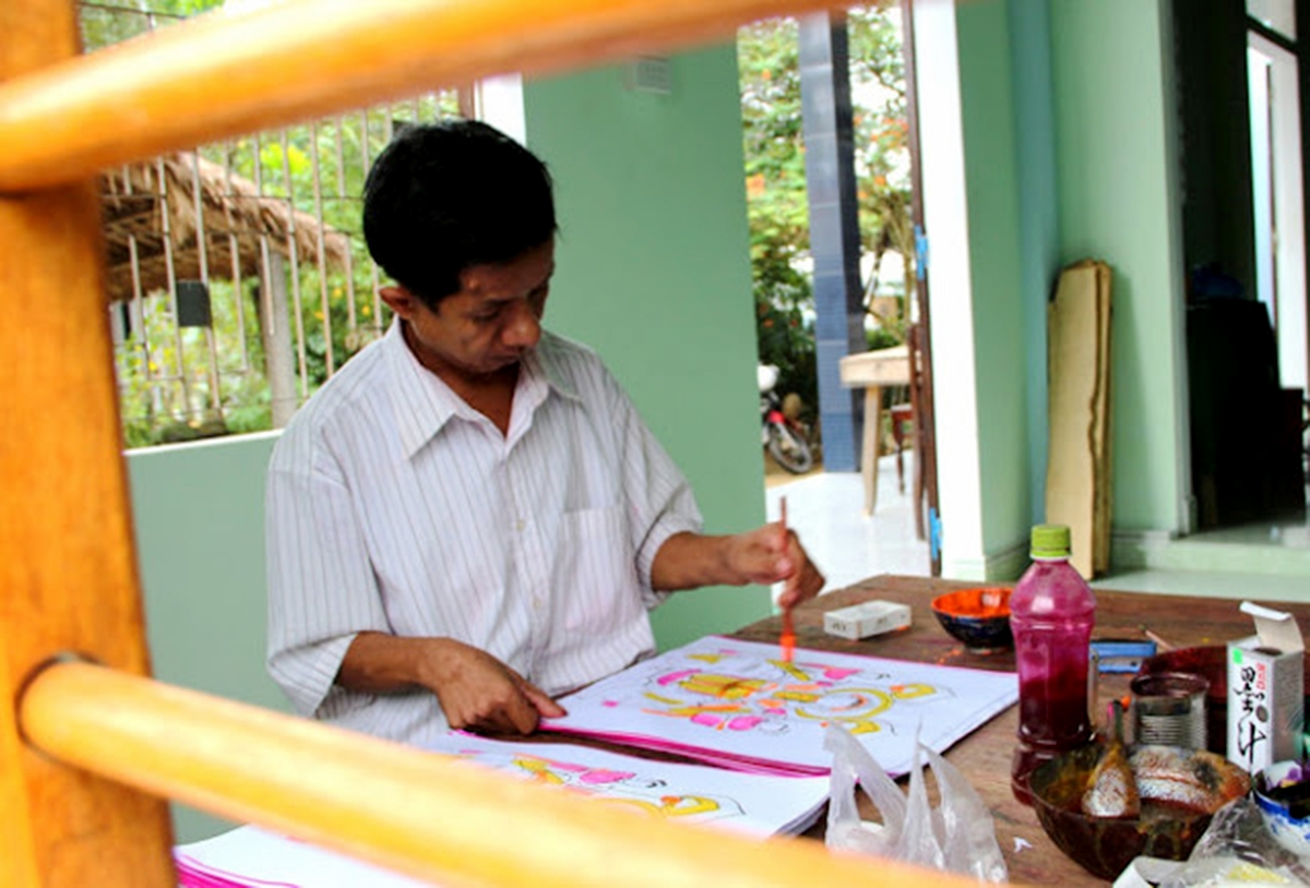 Các làng nghề truyền thống như vẽ tranh, làm hoa giấy cũng được xã hồi sinh nhằm tạo việc làm cho người dân (Ảnh TL).