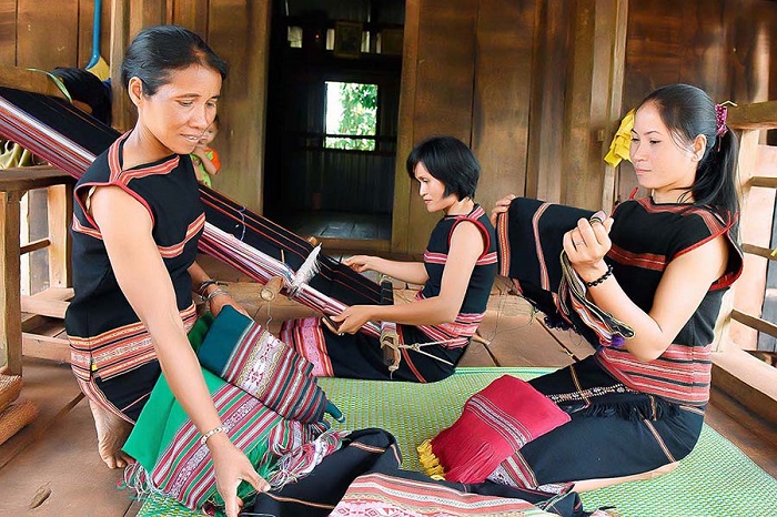 Nghề dệt đã giúp người Bana không phải xa quê hương để tìm việc làm.