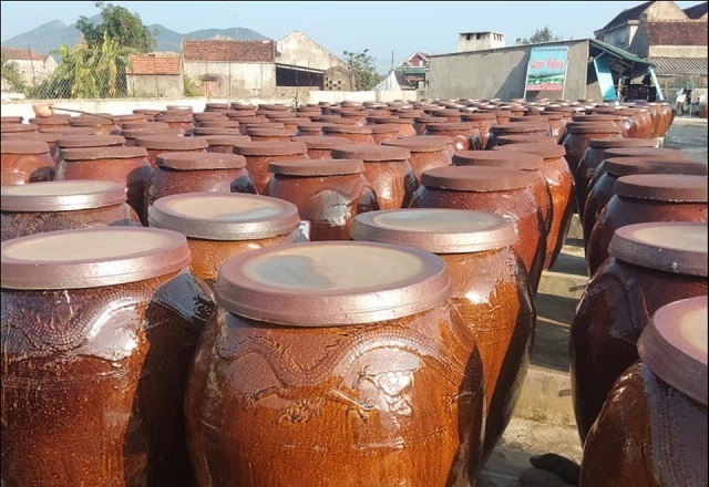Thay vì sử dụng các thùng nhựa, HTX đầu tư các chum sành, sứ để ủ mắm giúp bảo đảm vệ sinh thực phẩm và hạn chế ô nhiễm môi trường.