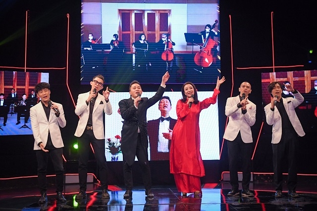 Ca sĩ Tùng Dương, ca sĩ Phạm Thu Hà, nhóm nhạc Oplus cùng dàn nhạc biểu diễn ca khúc We are the world