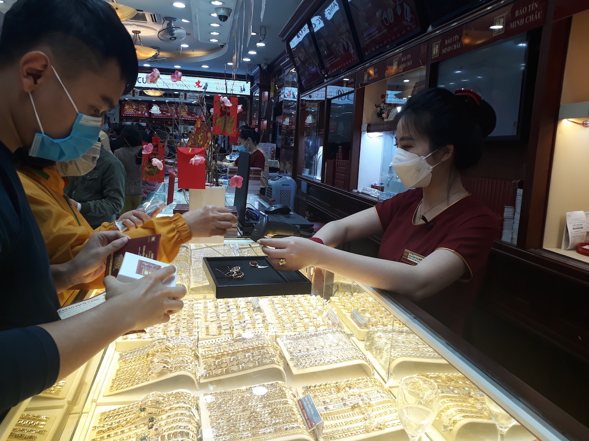 Trong phiên giao dịch đầu tuần, giá vàng trong nước biến động trái chiều theo xu hướng thế giới. (Ảnh: T.Hoa)