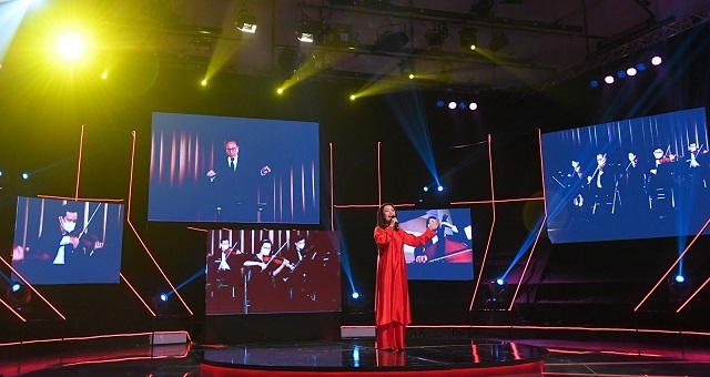 Ca sĩ Phạm Thu Hà trình bày ca khúc Hello Việt Nam