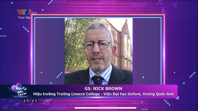 Giáo sư Nick Brown từ Đại học Oxford chia sẻ với chương trình và khán giả