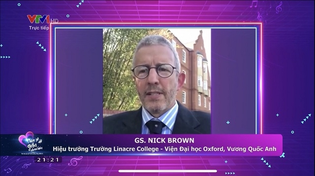 Giáo sư Nick Brown từ Đại học Oxford chia sẻ với chương trình và khán giả