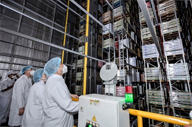 Nhà máy Mega là đơn vị tiên phong sử dụng hệ thống kho thông minh với công nghệ châu Âu có sức chứa hơn 27.000 pallet hàng hóa