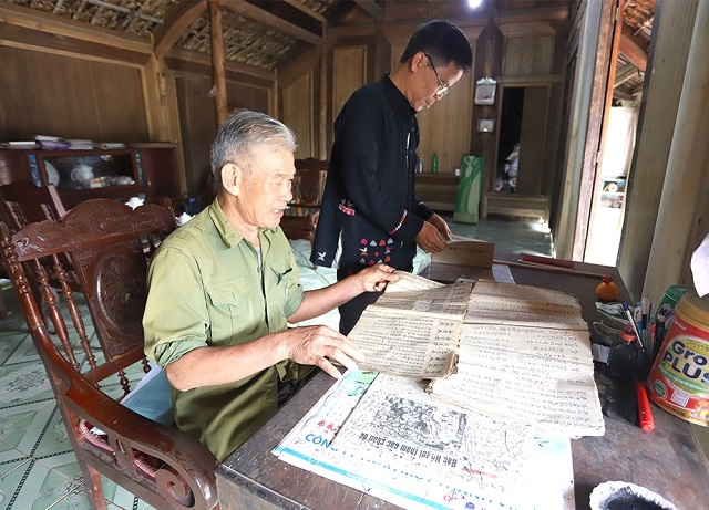 Xã Nga Hoàng đã mời ông Dương Đức Toàn truyền đạt chữ Nôm Dao cho người dân. (Ảnh:TL).