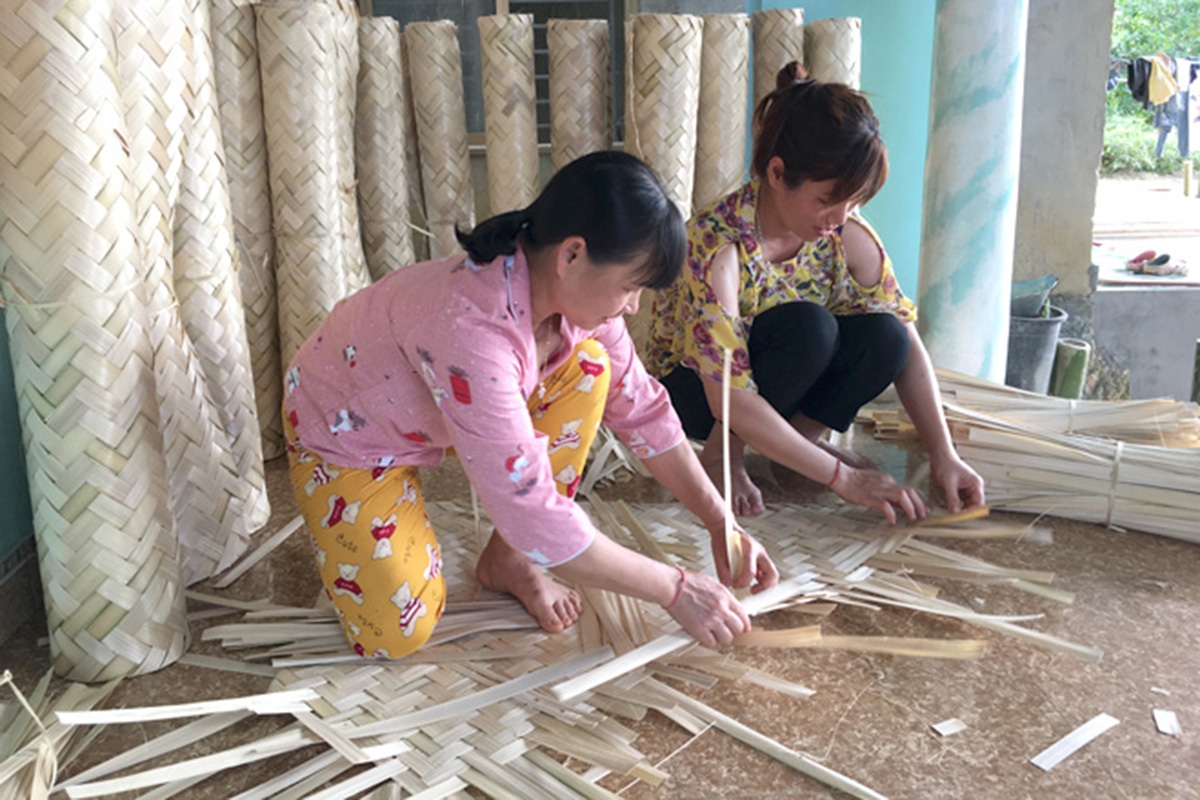 Lý thuyết đi đôi với thực hành tại các lớp dạy nghề giúp người dân tự tin sản xuất, thoát nghèo, làm giàu (Ảnh TL).