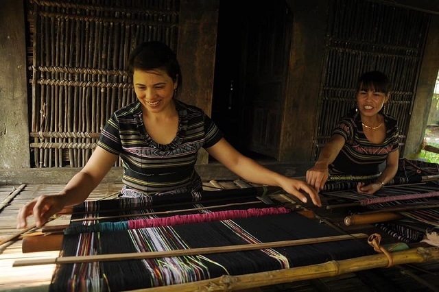 Nghề dệt và sản phẩm dệt truyền thống của người Hrê khẳng định sắc thái văn hóa truyền thống độc đáo của dân tộc mình (Ảnh:TL)