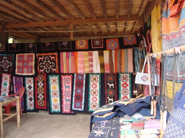 Các sản phẩm thổ cẩm của đồng bào Hrê được nhiều nhà thiết kế thời trang đánh giá cao (Ảnh: TL)