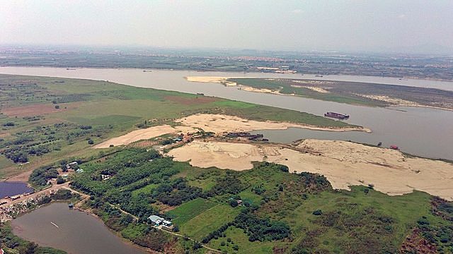 Các dự án cầu bắc qua sông Hồng đầu tư theo hình thức BT bị dừng lại, đây là lời cảnh báo cho giới đầu tư bất động sản ăn theo hạ tầng giao thông một thời từ cầu Nhật Tân (Ảnh: TL)