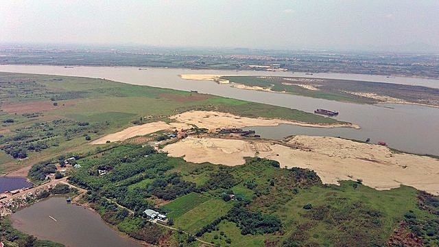 Các dự án cầu bắc qua sông Hồng đầu tư theo hình thức BT bị dừng lại, đây là lời cảnh báo cho giới đầu tư bất động sản ăn theo hạ tầng giao thông một thời từ cầu Nhật Tân (Ảnh: TL)