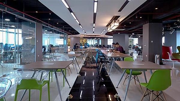 Savills cho rằng có 5 yếu tố công nghệ định hình thị trường bất động sản văn phòng hậu Covid-19 (Ảnh: TL).