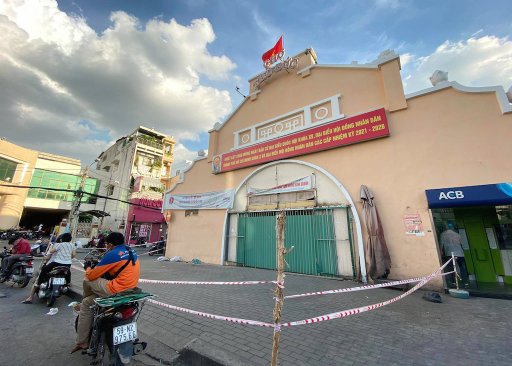 Hàng loạt chợ truyền thống ở Tp.HCM đang tạm ngừng hoạt động do dịch Covid-19 đợt 4 khiến cho nhiều tiểu thương gặp khó khăn.