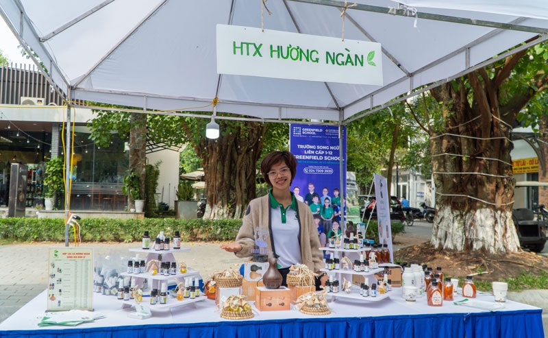 Sản nước rửa tay từ nguồn tinh dầu đã giúp HTX Hương Ngàn chủ động đầu ra ngay trong thời kỳ dịch Covid-19.