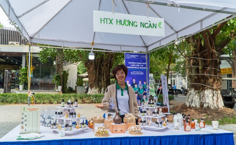 Sản nước rửa tay từ nguồn tinh dầu đã giúp HTX Hương Ngàn chủ động đầu ra ngay trong thời kỳ dịch Covid-19.