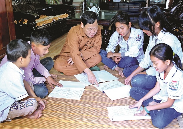 Nghệ nhân Lê Đại Năm dạy hát Soọng cô cho các bạn trẻ. (Ảnh: TL).