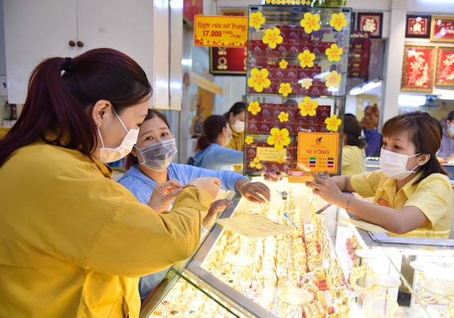 Giá vàng SJC bán ra trên thị trường ở mức 56,87 triệu đồng/lượng.