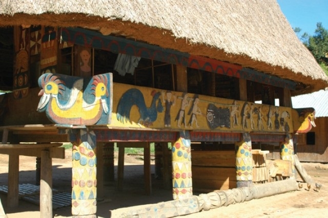 Nếu nhà Gươl được ví như trái tim thì những tác phẩm được điêu khắc trên đó như những mạch máu để nuôi dưỡng trái tim đó (Ảnh: TL)