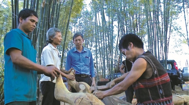 Đồng bào Cơ Tu trình diễn nghệ thuật điêu khắc gỗ (Ảnh:TL)