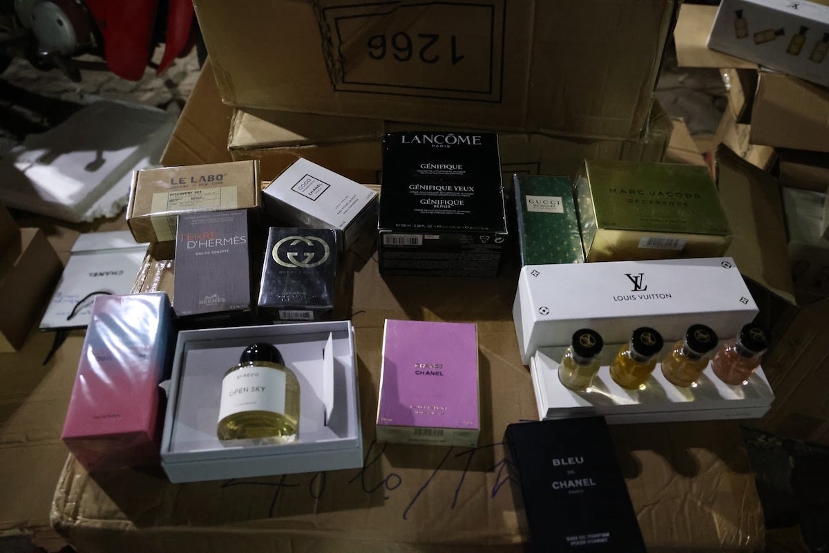 Phát hiện gần 12 nghìn sản phẩm mỹ phẩm hàng hiệu bị làm giả.