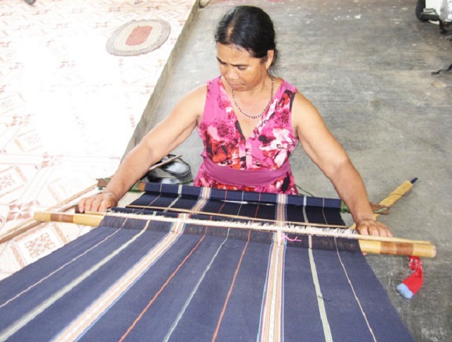 Gỡ khó được đầu ra sẽ giúp THT dệt thổ cẩm của người Gia Rai ở thôn Kà Đừ nâng cao được hiệu quả.