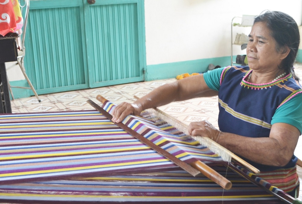 Tổ hợp tác dệt thổ cẩm thôn Kà Đừ đang tạo việc làm cho phụ nữ dân tộc Gia Rai.