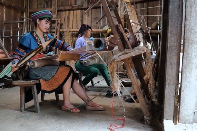 Hầu hết phụ nữ Mông đến tuổi trưởng thành đều dệt vải lanh thành thạo (Ảnh:TL).