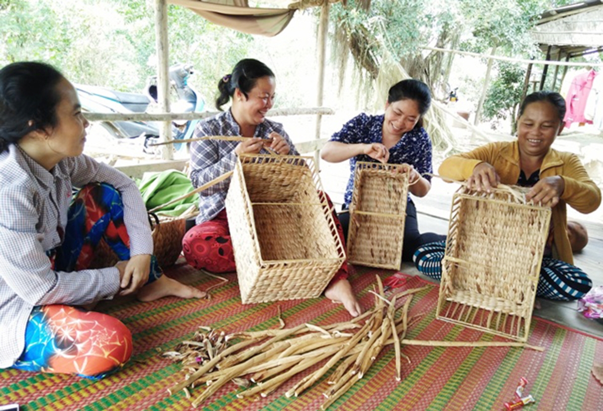 Nghề đan đát đang mở ra nhiều cơ hội việc làm phụ nữ ấp Phú Xuân (Ảnh TL).