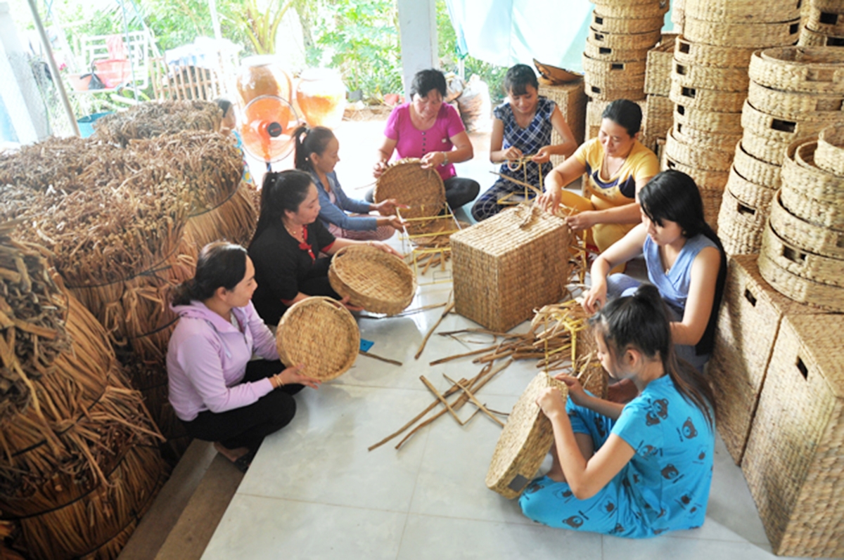 Các mô hình tổ hợp tác nghề đan cần được mở rộng để tạo thêm nhiều việc làm, nâng cao thu nhập (Ảnh TL).