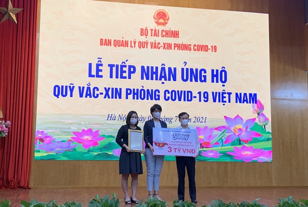 Lãnh đạo Kho bạc Nhà nước tiếp nhận ủng hộ Quỹ vắc xin từ đại diện doanh nghiệp. Ảnh:VGP