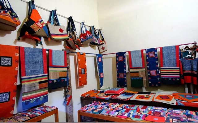 Sản phẩm dệt thổ cẩm của phụ nữ Mông được du khách trong và ngoài nước đánh giá cao. (Ảnh: TL).