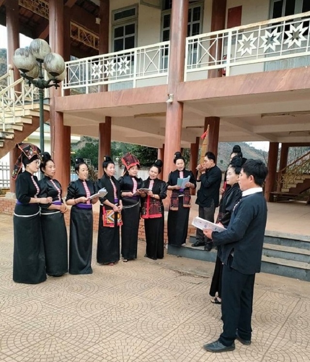 CLB bảo tồn văn hóa Thái bản Hìn tập trung ở Nhà văn hóa bản để luyện tập các điệu múa xòe cổ, các làn điệu dân ca Thái (Ảnh: TL)