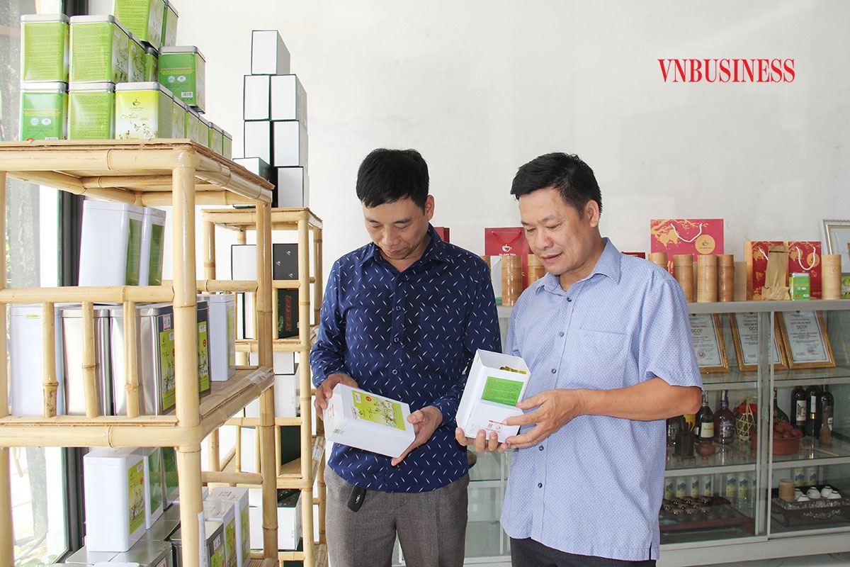 Anh Nguyễn Công Sử, Giám đốc HTX Sử Anh giới thiệu sản phẩm chè OCOP 4 sao với khách hàng.