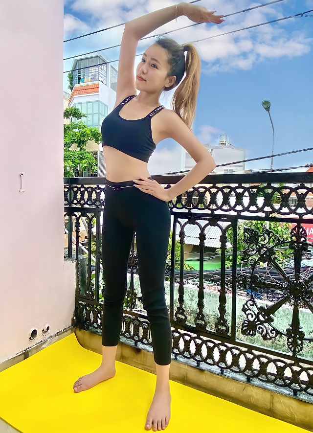 Facebooker Nhung Hoàng trong buổi tập thể dục “online” cùng hội bạn thân tại nhà