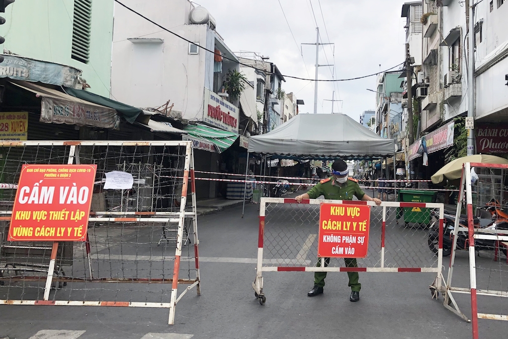 Một chiến sĩ công an ở Tp.HCM đang làm nhiệm vụ tại khu vực cách ly y tế.