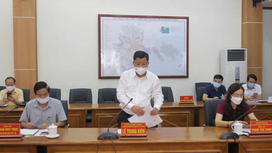 Ông Lê Trung Kiên - Ủy viên Ban Thường vụ Thành ủy, Trưởng BQL KKT làm việc với các cơ quan, đơn vị liên quan về việc đẩy nhanh tiến độ thực hiện xét nghiệm sàng lọc SARS-CoV-2