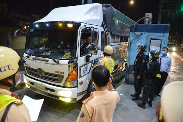 Việc vận chuyển, lưu thông hàng hóa thiết yếu vào vùng dịch vẫn gặp khó khăn.