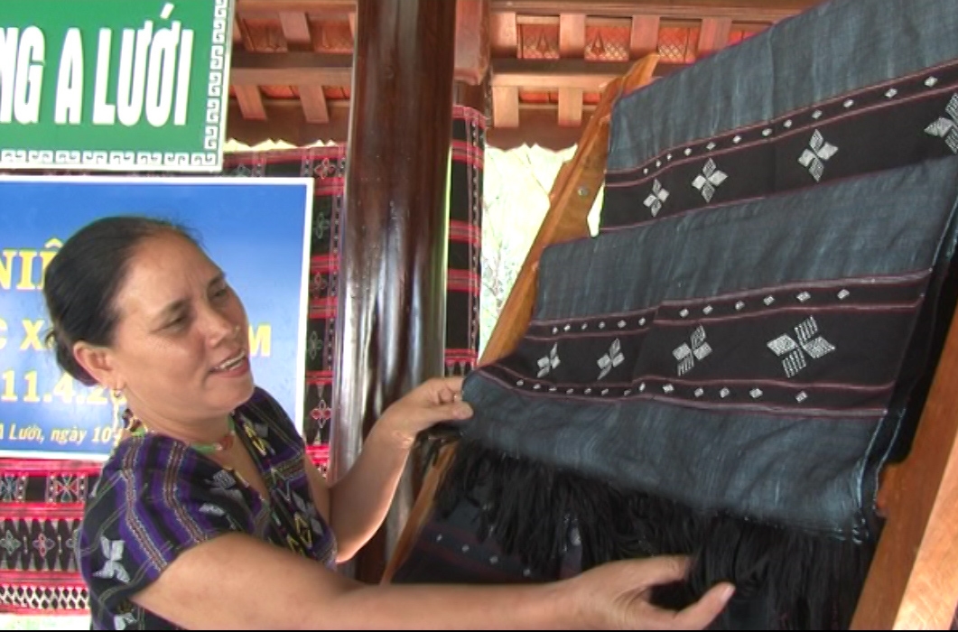 Phát triển nghề dệt giúp đồng bào DTTS Tà Ôi thoát nghèo.