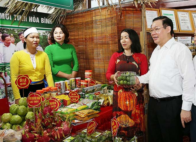 Các hội chợ trưng bày, giới thiệu sản phẩm OCOP của các dân tộc tỉnh Hòa Bình luôn được sự quan tâm của lãnh đạo Đảng, Nhà nước, Quốc hội.