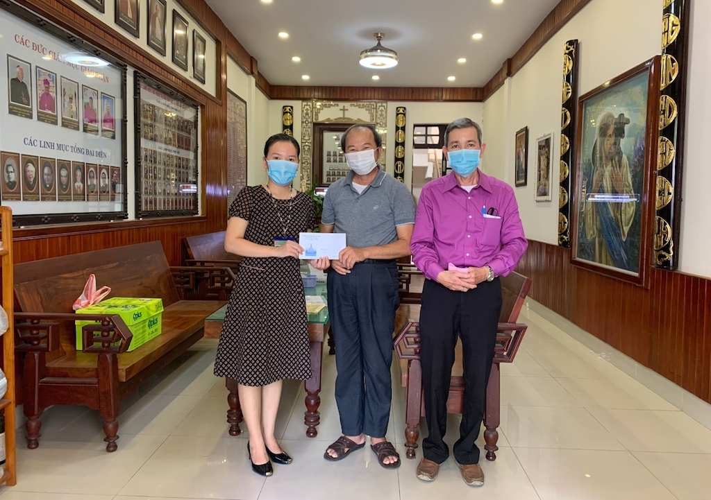 Quản xứ giáo xứ Chính tòa Đà Nẵng ủng hộ Quỹ vắc-xin với số tiền 20 triệu đồng.