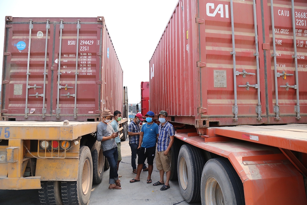 Các tài xế container gặp nhiều bất tiện khi buộc phải có kết quả xét nghiệm âm tính khi qua các điểm chốt chặn.