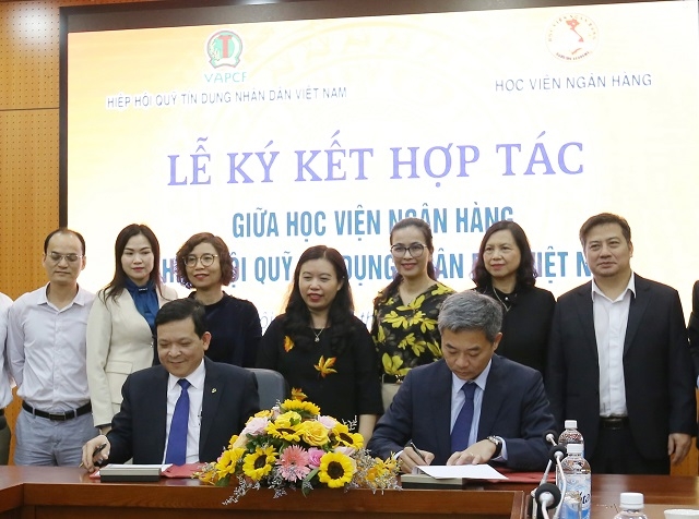 Lễ ký kết Thoả thuận hợp tác giữa Hiệp hội và Học viện Ngân hàng.