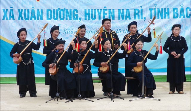 Biểu diễn hát Then - đàn Tính tại Hội xuân xã Xuân Dương, huyện Na Rì (Ảnh: TL).