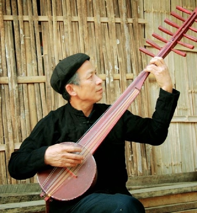 Nghệ nhân Dương Thục bên chiếc đàn Tính 12 dây (Ảnh: TL)