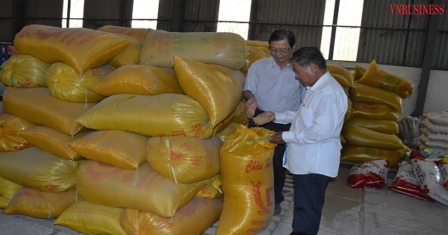 Hai kho chứa với sức chứa hàng nghìn tấn tại HTX Thạnh Hòa