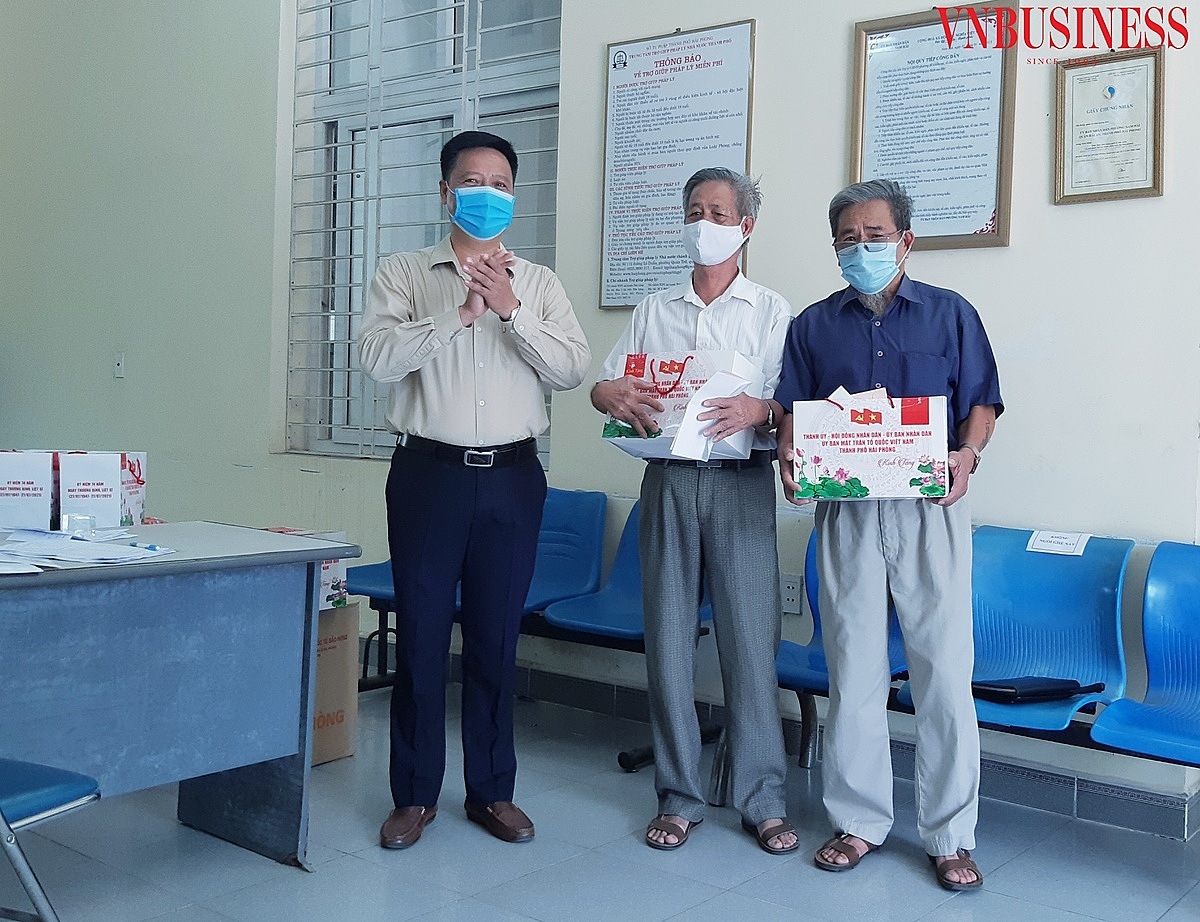 Lãnh đạo UBND phường Nam Hải trao tận tay ông Lê Văn Tự (người đứng giữa) quà của Chủ tịch nước và lãnh đạo TP. Hải Phòng nhân dịp kỷ niệm ngày 27/7.