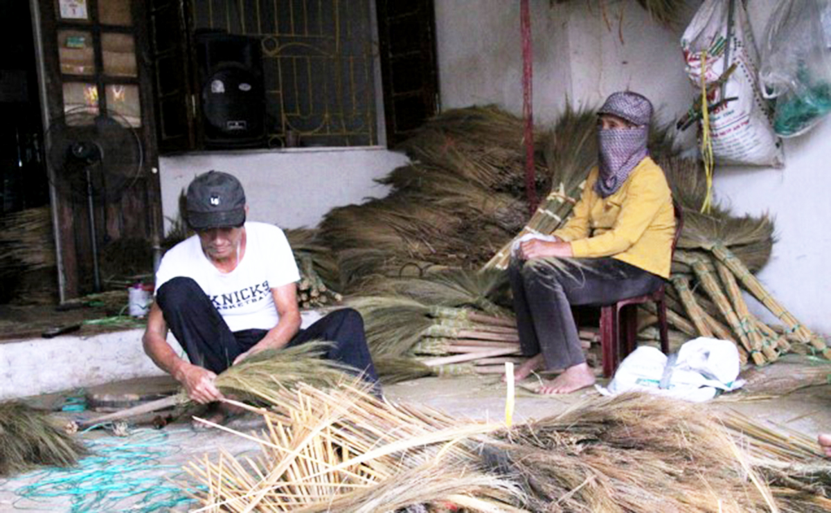 Nghề đan chổi đót truyền thống ở Hoằng Trung đang được dạy nghề và truyền nghề hiệu quả (Ảnh TL).