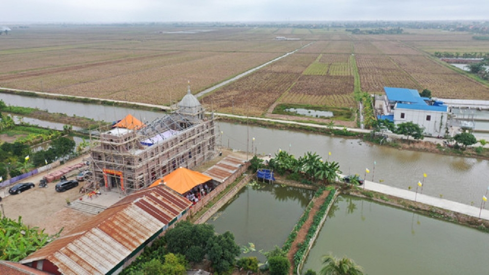 Nhà thờ giáo họ Vạn Chài đang được hoàn thiện trong niềm hân hoan của các tín đồ công giáo tại đây.