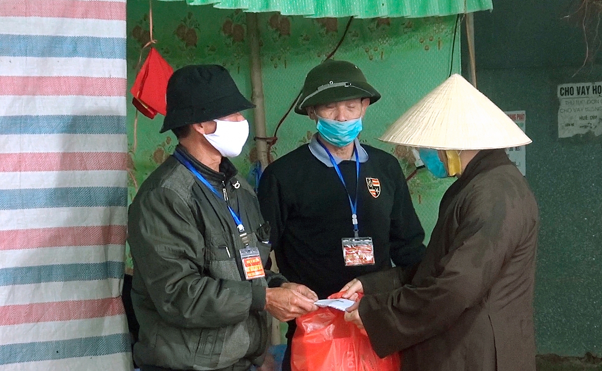 Đại đức Thích Bản Giáo - Ủy viên BTS GHPGVN TP. Hải Phòng, Phó trưởng BTS GHPGVN Quận Hải An tặng quà động viên lực lượng làm công tác kiểm dịch tại chốt kiểm dịch xã Tam Cường, huyện Vĩnh Bảo (ảnh tư liệu).